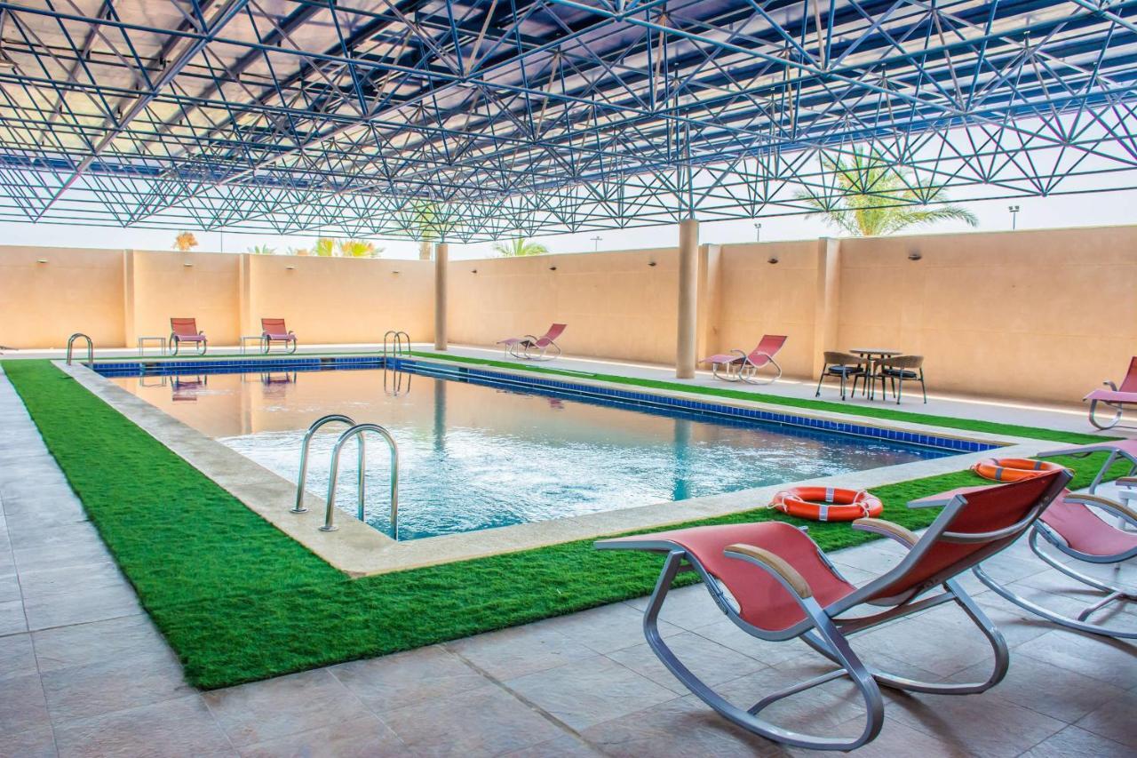 Radisson Blu Resort, Al Khobar Half Moon Bay Exterior photo Swimming pool at the hotel